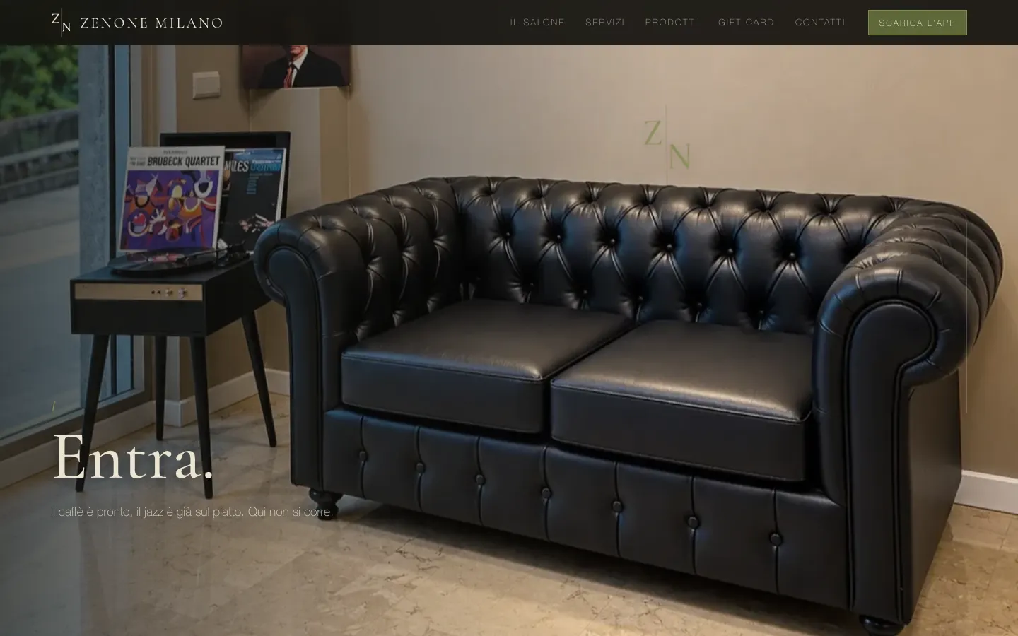Sezione Il salone: divano Chesterfield in pelle nera e giradischi