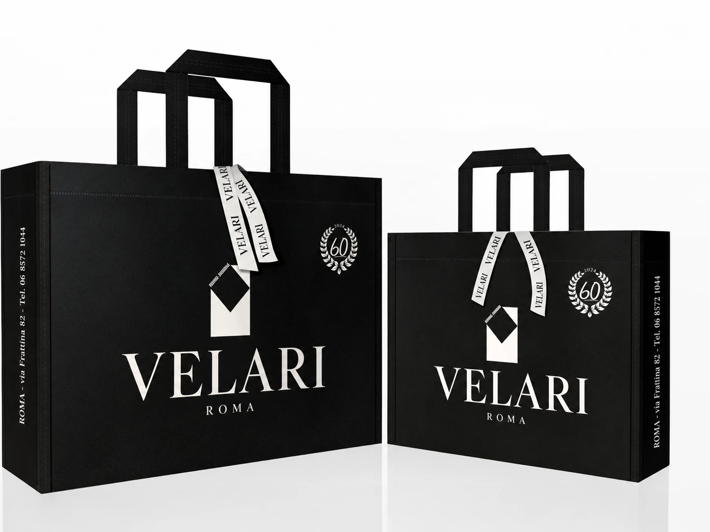 Due shopper in TNT nere con logo bianco e nastro stampato